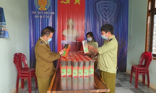 Lực lượng Quản lý thị trường tỉnh Kon Tum phát hiện, thu giữ nhiều chai rượu giả rượu sâm Ngọc Linh Kon Tum K5. Ảnh TT