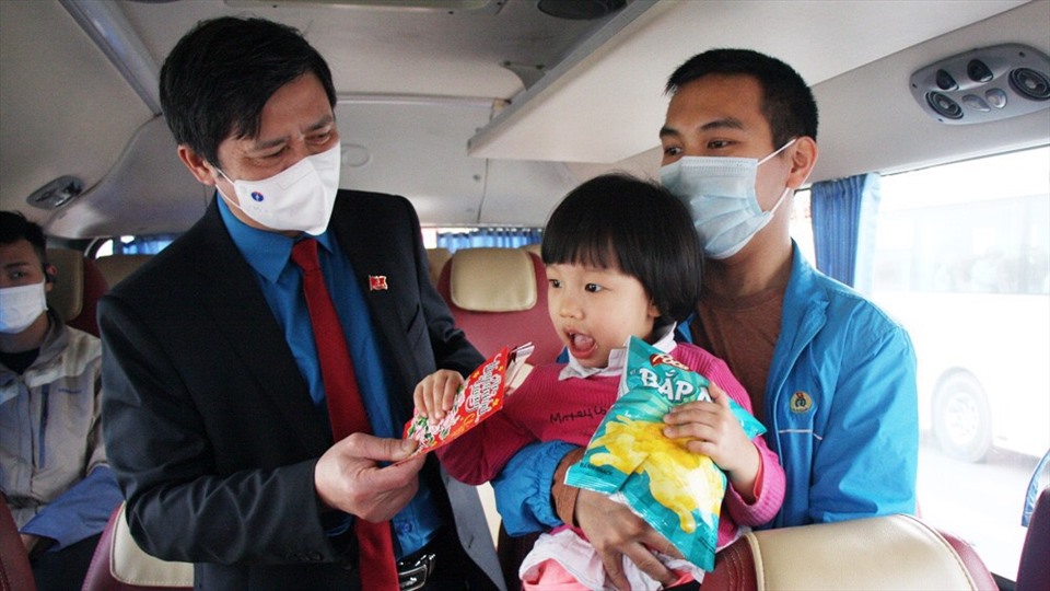 Ông Nguyễn Văn Cảnh, Chủ tịch Liên đoàn Lao động tỉnh Bắc Giang trao lì xì cho con công nhân lao động trước khi xuất hành về quê đón Tết. Ảnh: Mai Liên