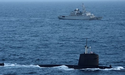 Tàu ngầm hạt nhân Émeraude và tàu hỗ trợ hải quân Seine của Pháp tuần tra ở Biển Đông. Ảnh: Bộ trưởng Quốc phòng Pháp
