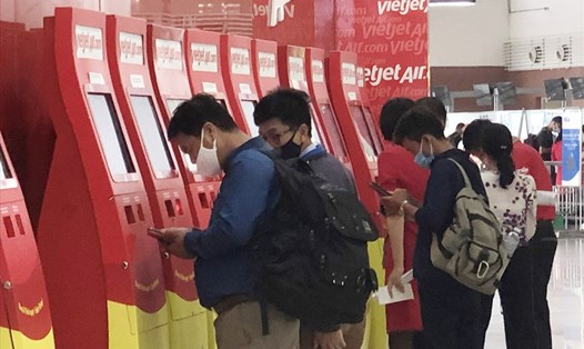Các kiok check in tự động của Vietjet tại sân bay cho phép khách hàng chủ động làm thủ tục mà không cần vào các quầy check-in (ảnh: Đức Minh)