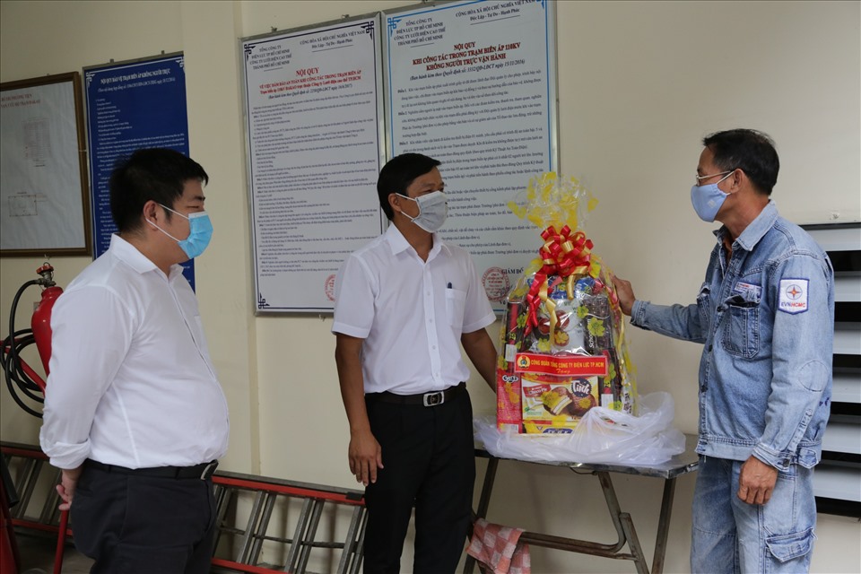 Lãnh đạo EVNHCMC và Công đoàn EVNHCMC thăm, tặng quà, động viên công nhân trực bảo đảm cung cấp điện cho dịp Tết và phòng chống dịch COVID-19. Ảnh EVNHCMC cung cấp.
