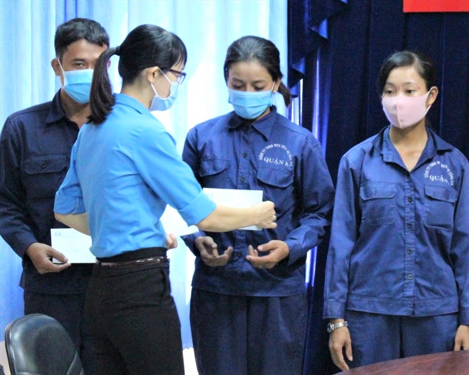 Đại diện LĐLĐ Quận 8 tặng quà công nhân lao động Công ty dịch vụ công ích của quận. Ảnh LĐLĐ Quận 8.