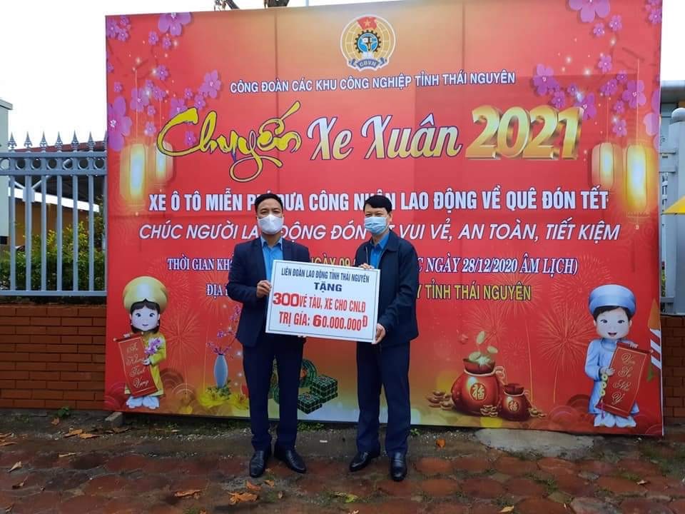 Lãnh đạo LĐLĐ tỉnh Thái Nguyên (bên phải) tặng 300 vé xe miễn phí cho công nhân về quê đón Tết. Ảnh: Xuân Hảo