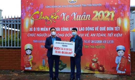 Lãnh đạo LĐLĐ tỉnh Thái Nguyên (bên phải) tặng 300 vé xe miễn phí cho công nhân về quê đón Tết. Ảnh: Xuân Hảo
