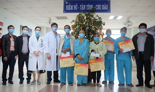 Ông Phạm Quốc Khánh - Phó Giám đốc BHXH TP. Đà Nẵng  trao quà Tết cho bệnh nhân BHYT tại Bệnh viện Ung Bướu Đà Nẵng. Ảnh: KO
