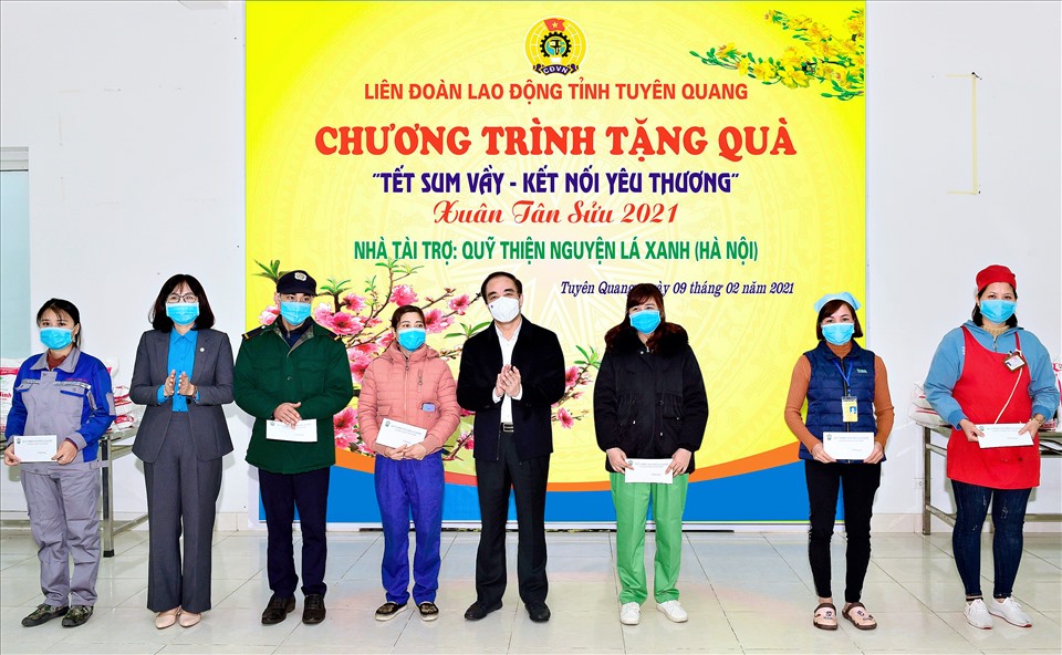 Đồng chí Bí thư Tỉnh ủy Chẩu Văn Lâm (thứ 5 từ trái sang) và Chủ tịch LĐLĐ tỉnh Nguyễn Thị Thu Thủy (thứ 2 từ trái sang) trao quà Tết cho công nhân lao động. Ảnh: Mai Lan