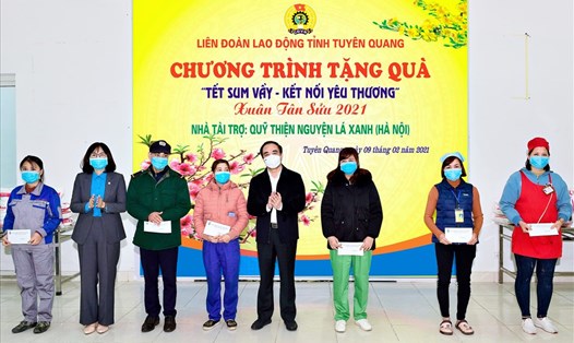 Đồng chí Bí thư Tỉnh ủy Chẩu Văn Lâm (thứ 5 từ trái sang) và Chủ tịch LĐLĐ tỉnh Nguyễn Thị Thu Thủy (thứ 2 từ trái sang) trao quà Tết cho công nhân lao động. Ảnh: Mai Lan