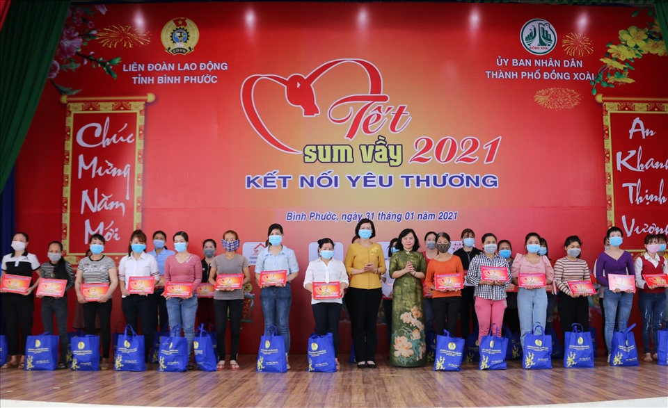 Các cấp công đoàn tỉnh Bình Phước đã chi và vận động hơn 30 tỉ đồng để chăm lo Tết cho NLĐ. Ảnh: Sơn Tùng