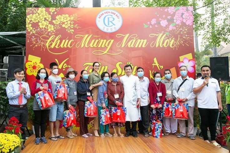 H'hen Niê và các Hoa hậu Hoàn vũ Việt Nam mang Tết sớm cho người nghèo