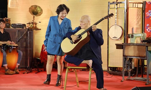 Chu Chu và ông Thanh Điền tại "Sô diễn cuộc đời". Ảnh: NSX