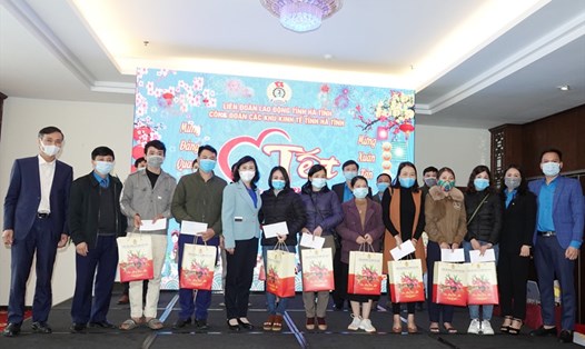Bà Trương Thanh Huyền - Trưởng Ban Dân vận tỉnh ủy Hà Tĩnh (thứ 5 từ trái qua) tham gia trao quà Tết của công đoàn Hà Tĩnh cho đoàn viên, công nhân lao động ở  KKT Vũng Áng. Ảnh: Trần Tuấn.