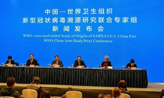 Phái đoàn điều tra quốc tế do WHO dẫn đầu trong cuộc họp báo công bố kết quả sau 1 tháng tìm hiểu nguồn gốc COVID-19 ở thành phố Vũ Hán, Trung Quốc, 9.2. Ảnh: AFP