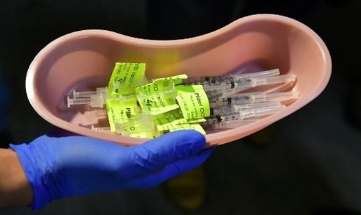 Các ông tiêm chứa vaccine COVID-19 tại điểm tiêm chủng quy mô lớn ở Đại học Cal Poly Pomona ở Pomona, California, Mỹ, ngày 5.2. Ảnh: AFP