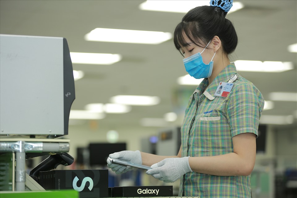 Nhân viên Công ty Samsung Electronics Việt Nam Thái Nguyên trở lại làm việc sau Tết Nguyên đán Tân Sửu 2021. Ảnh: Hà Anh