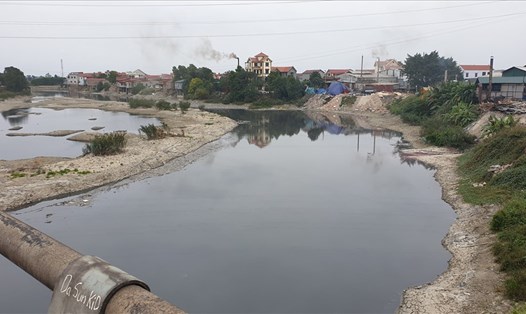 Sông Ngũ Huyện Khê, nơi đổ ra sông Cầu, nước bị ô nhiễm. Ảnh: Trần Tuấn.