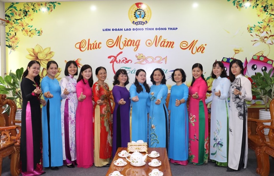 Nữa đoàn viên CĐCS cơ quan LĐLĐ tỉnh Đồng Tháp duyên dáng trong tà áo dài truyền thống. Ảnh: Lưu Hùng