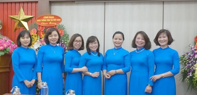 Chị em cơ quan Công đoàn Nông nghiệp và Phát triển Nông thôn Việt Nam trong trang phục Áo dài. Ảnh: CĐN