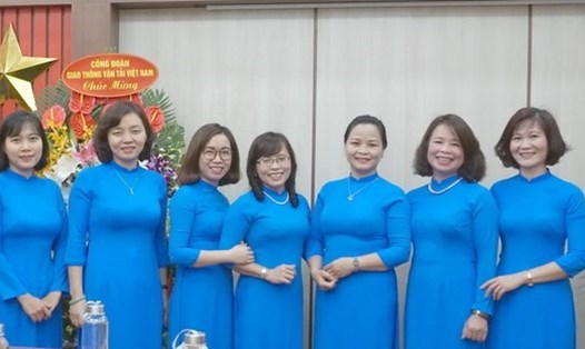 Chị em cơ quan Công đoàn Nông nghiệp và Phát triển Nông thôn Việt Nam trong trang phục Áo dài. Ảnh: CĐN