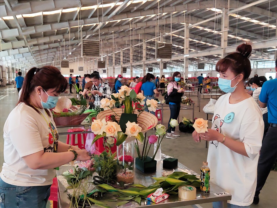 Các thí sinh tham gia Hội thi cắm hoa. Ảnh: LĐLĐ Tây Ninh cung cấp