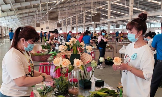 Các thí sinh tham gia Hội thi cắm hoa. Ảnh: LĐLĐ Tây Ninh cung cấp