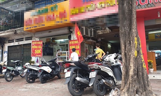 Các hàng ăn, quán nước trong nhà tại Hà Nội được mở cửa bình thường, tuân thủ quy định phòng dịch từ 0h ngày 2.3. Ảnh: Phạm Đông