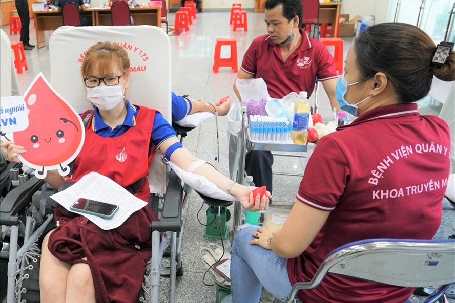 Công nhân viên chức lao động Tổng Công ty Điện lực miền Nam hiến máu, ảnh chụp năm 2020. Ảnh Đức Long