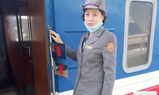 Công nhân đường sắt Nguyễn Thị Kim Oanh trả lại hành khách gần 36 triệu đồng. Ảnh   Dsat