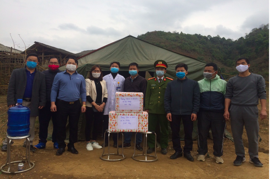 Ban giám hiệu, Ban Chấp hành công đoàn Trường THCS&THPT Tả Sìn Thàng trao quà động viên các cán bộ tại chốt kiểm dịch Huyện Tủa Chùa.
