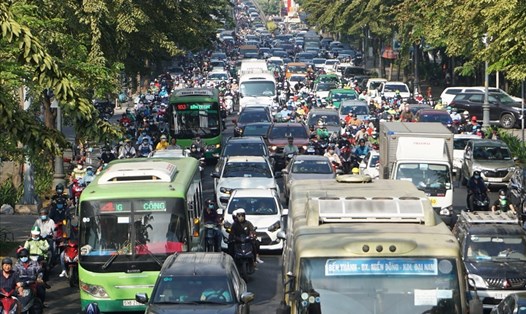 Ùn xe kéo dài từ đường Cộng Hòa đến đường Hoàng Văn Thụ, cửa ngõ Tân Sơn Nhất.  Ảnh: Minh Quân