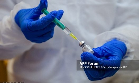 Trung Quốc đã khuyến cáo người cao tuổi không nên tiêm vaccine COVID-19. Ảnh: AFP