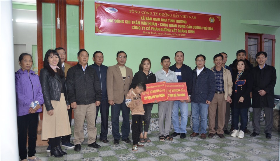 Hỗ trợ xây nhà là một trong nhiều hoạt động chăm lo cho người lao động của Tổng công ty và Công đoàn Đường sắt Việt Nam. Ảnh: CĐN