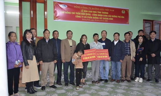 Hỗ trợ xây nhà là một trong nhiều hoạt động chăm lo cho người lao động của Tổng công ty và Công đoàn Đường sắt Việt Nam. Ảnh: CĐN