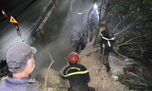 Lực lượng Cảnh sát Phòng cháy chữa cháy và cứu nạn cứu hộ Công an tỉnh Quảng Trị cứu hộ tại hiện trường. Ảnh: Công an Quảng Trị.