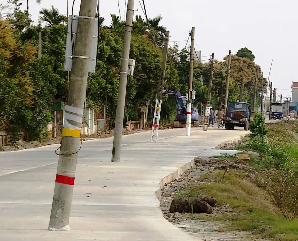 Hơn 40 cột điện nằm giữa lòng đường gây mất an toàn giao thông. Ảnh: NT