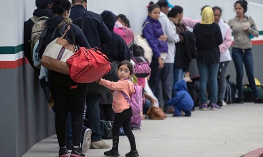 Người di cư xếp hàng nhập cảnh tại cửa khẩu El Chaparral ở Tijuana, Mexico, chung đường biên giới với Mỹ. Ảnh: AFP.