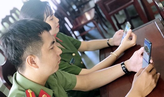 Công an huyện Đông Hải, tỉnh Bạc Liêu sử dụng mạng xã hội trong công tác tuyên truyền, tố giác tội phạm. Ảnh: Nhật Hồ