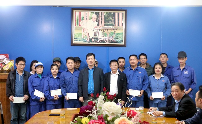 Ông Nguyễn Huy Thông, Chủ tịch Công đoàn Công nghiệp Hóa chất Việt Nam trao tặng quà và số tiền 35,5 triệu cho người lao động Công ty CP Pin Ắc quy Vĩnh Phú. Ảnh: Xuân Tùng