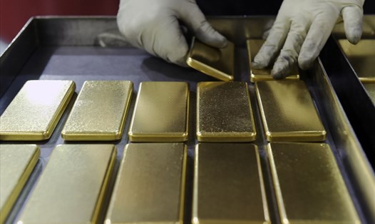 Giá vàng giảm 20% so với mức kỷ lục tháng 8 năm ngoái. Ảnh: AFP