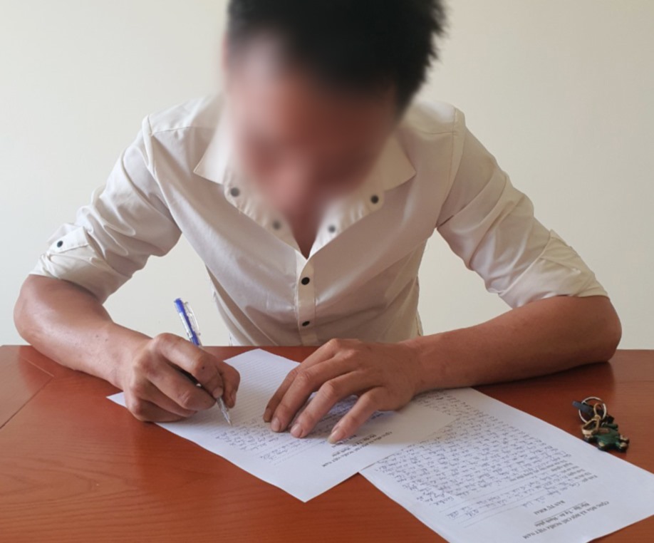 Ông L.P.H tại cơ quan Công an Vĩnh Linh. Ảnh: Công an Vĩnh Linh.