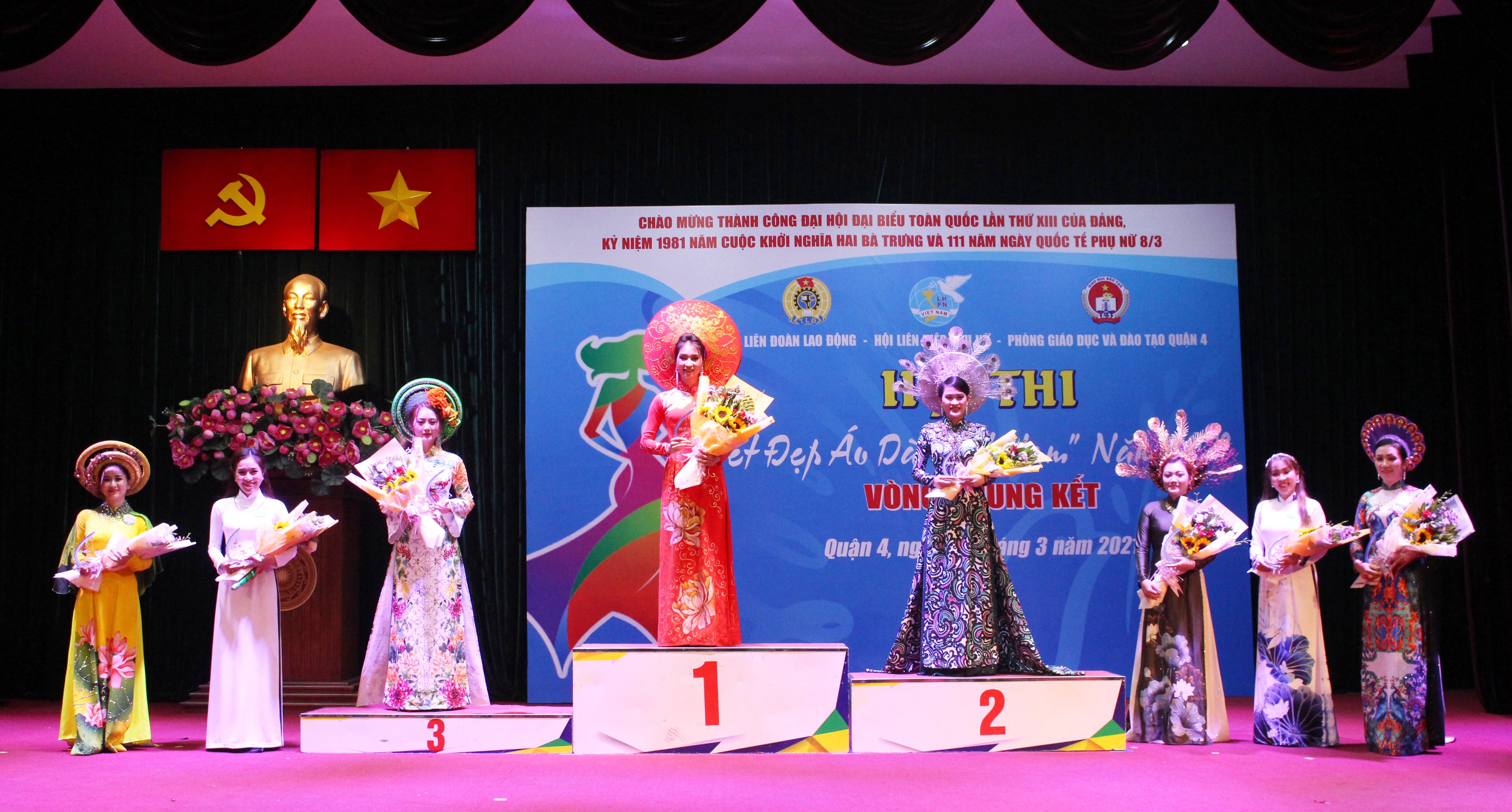 Các thí sinh đoạt giải trong Hội thi “Nét đẹp áo dài Việt Nam” năm 2021. Ảnh LĐLĐ Quận 4.