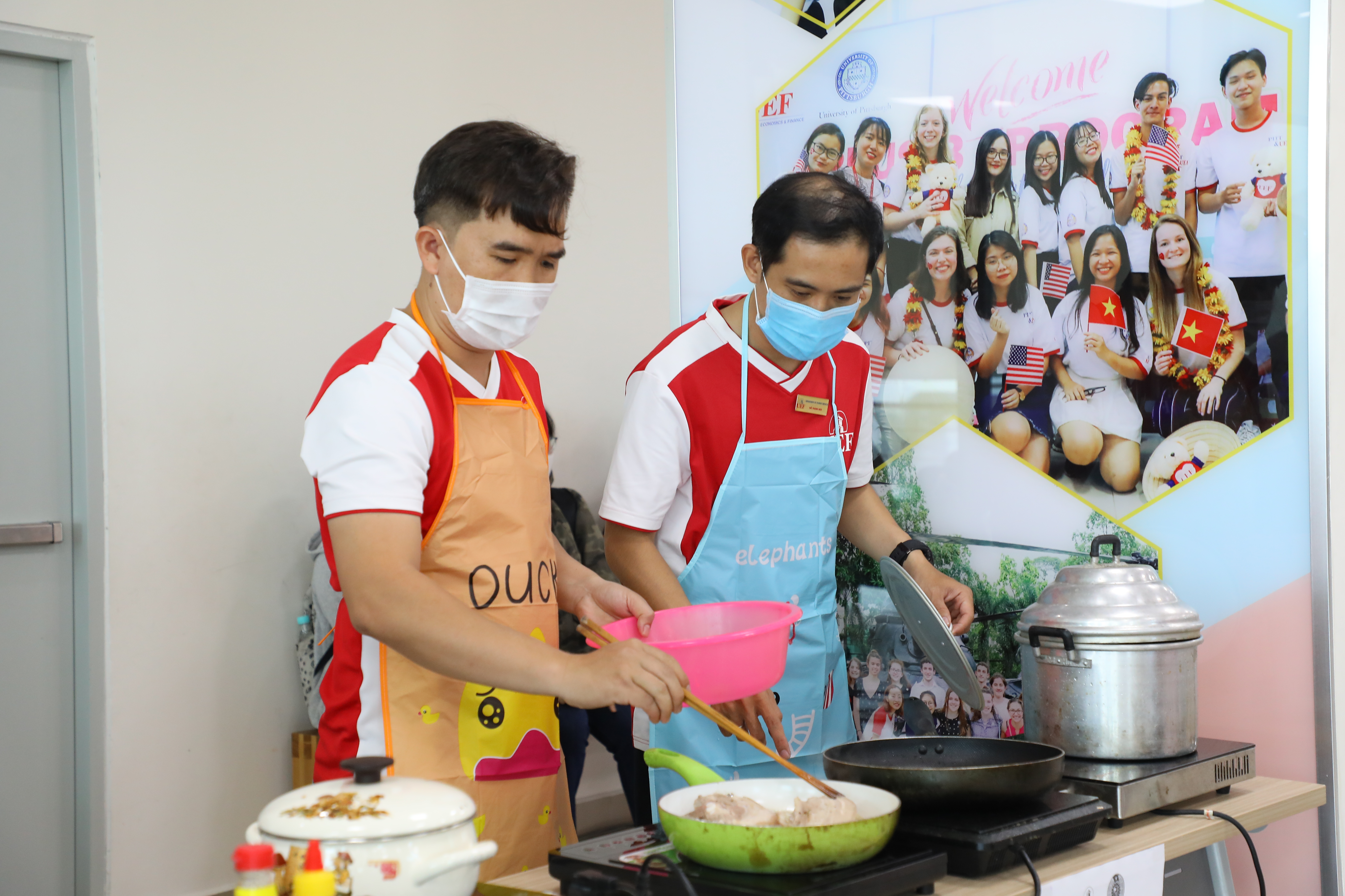 Các thí sinh trong phần thi "Chuẩn cơm anh nấu". Ảnh: Công đoàn UEF