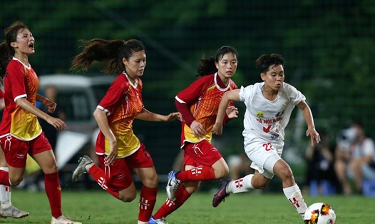 Đội nữ U19 Sơn La (áo đỏ) tại giải bóng đá nữ Vô địch U19 Quốc gia 2020.Ảnh: VFF