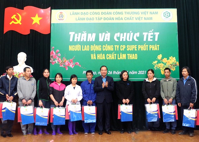 Ông Trần Quang Huy, Chủ tịch Công đoàn Công Thương trao quà Tết cho CBCNV Công ty CP Supe Phốt phát và Hóa chất Lâm Thao. Ảnh: CĐCT