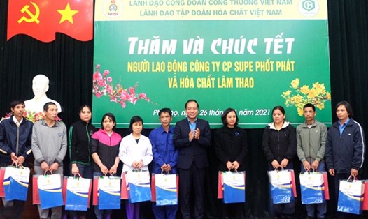 Ông Trần Quang Huy, Chủ tịch Công đoàn Công Thương trao quà Tết cho CBCNV Công ty CP Supe Phốt phát và Hóa chất Lâm Thao. Ảnh: CĐCT