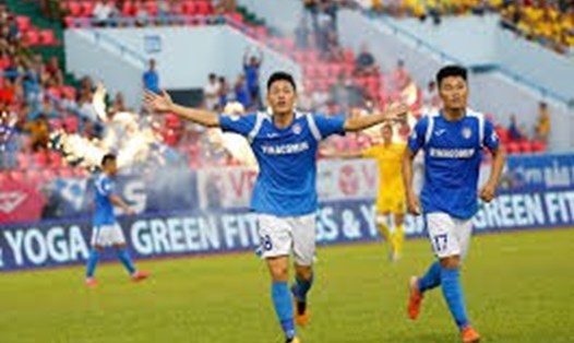 Than Quảng Ninh đón tiếp TPHCM trên sân Cẩm Phả ở vòng 3 V.League 2021. Ảnh: H.A