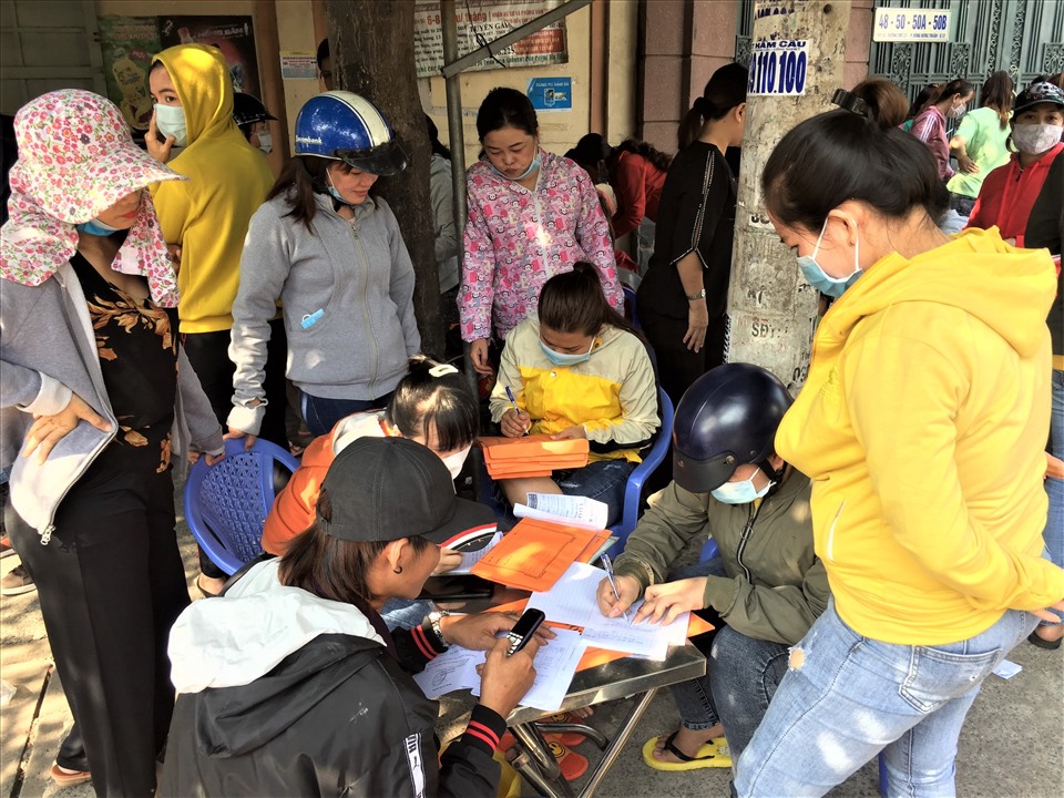 Công nhân Công ty Asean Garment viết đơn khởi kiện công ty. Ảnh: Đức Long