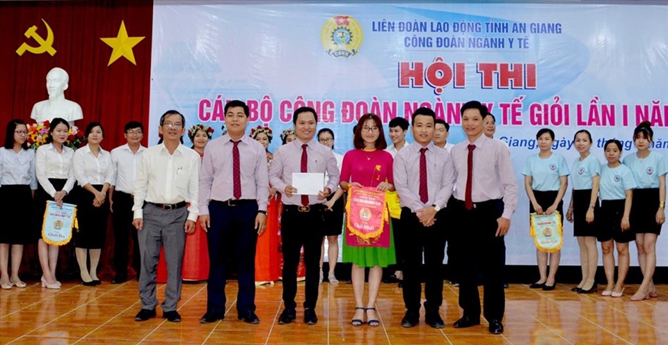 Trao giải tại Hội thi cán bộ Công đoàn ngành y tế giỏi. Ảnh: Thanh Hùng
