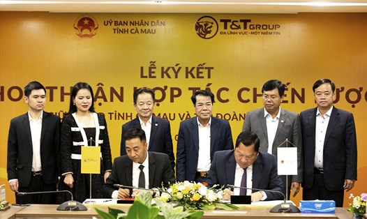 Ông Nguyễn Anh Tuấn - Phó Tổng Giám đốc Tập đoàn T&T Group (bên trái) và ông Lâm Văn Bi, Phó Chủ tịch UBND tỉnh Cà Mau (bên phải) ký kết thỏa thuận hợp tác chiến lược. Nguồn: T&T