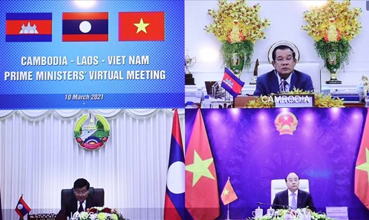 Thủ tướng Việt Nam - Thủ tướng Lào - Thủ tướng Campuchia hội đàm trực tuyến ngày 10.3. Ảnh: BNG