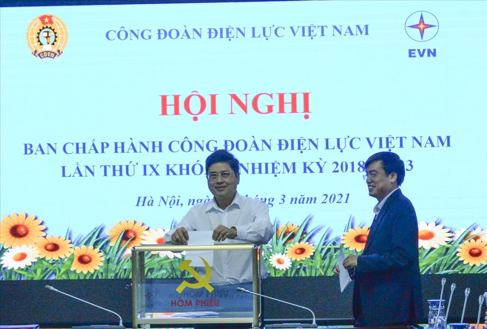 Các đại biểu bỏ phiếu bầu bổ sung Phó Chủ tịch Công đoàn Điện lực Việt Nam. Ảnh: CĐĐL